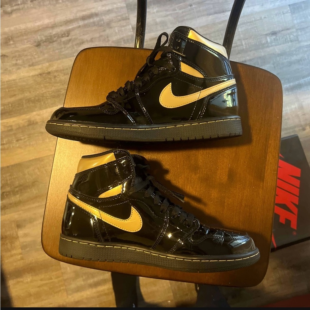 Air Jordan 1 retro high OG “black metallic gold”